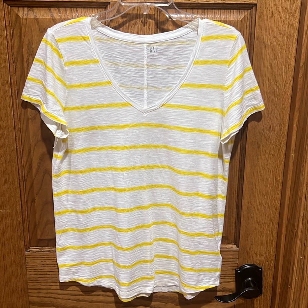 Gap summer v neck tee. Size L